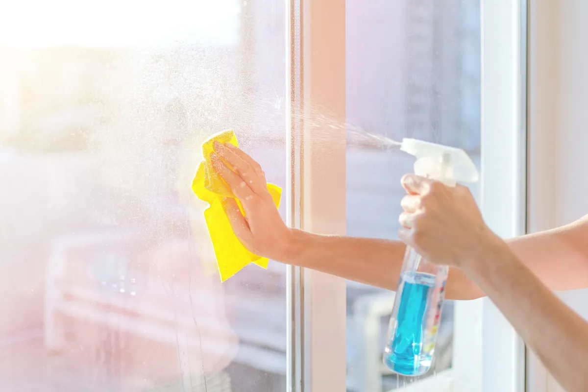 how to clean glass windows and door